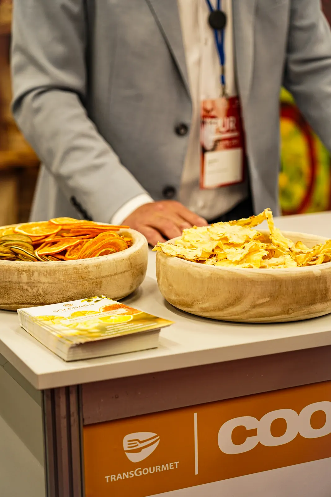 Schalen mit getrockneten Orangen-, Limetten- und Ananasscheiben auf einem Messestand