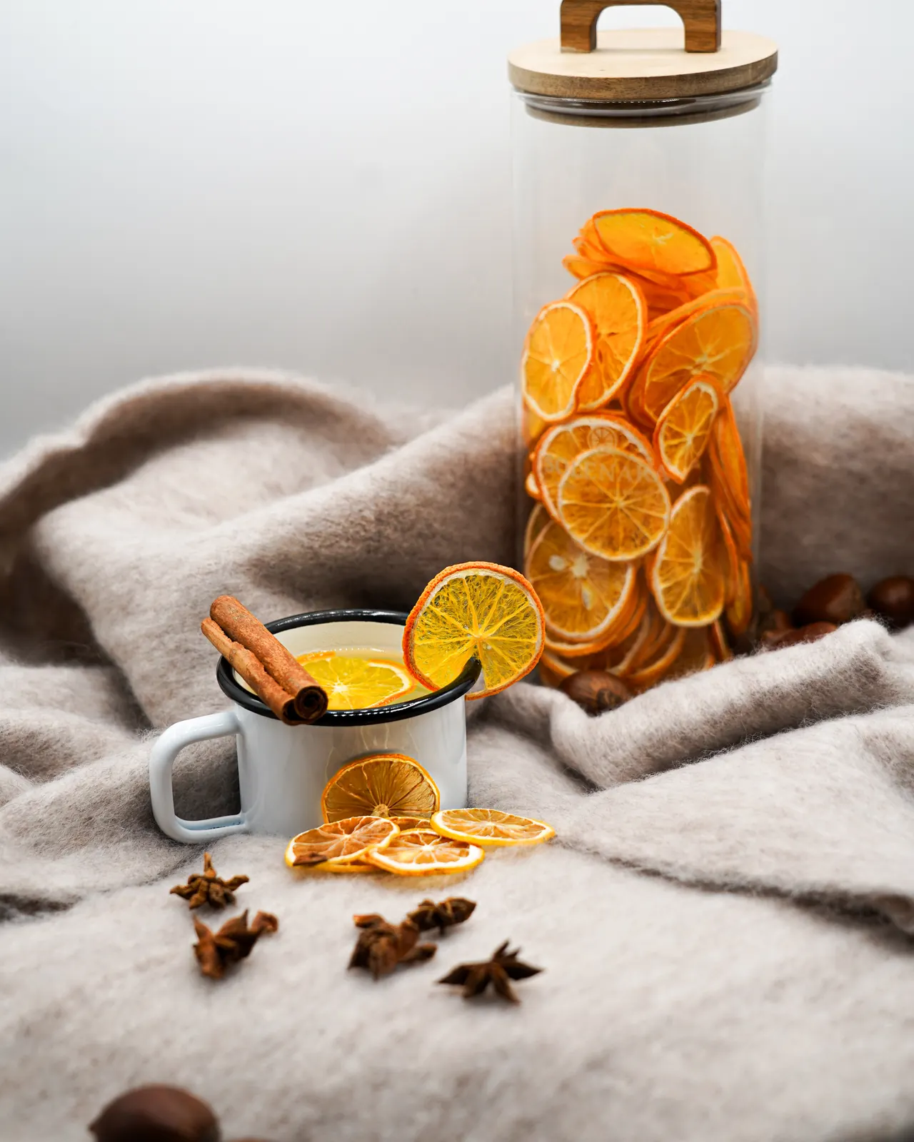 Glas mit getrockneten Solenara-Orangenscheiben